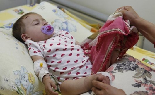 Annesinden geriye kalan tülbenti koklayarak uyuyor