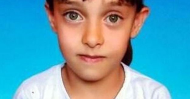 Gelini görmek için kına evinde kalmış