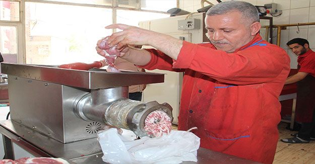 Elazığ’da Kasapların Kıyma Çekme Mesaisi
