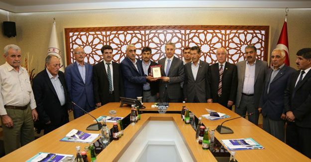 Muhtarlardan, Başkan Yanılmaz’a plaket