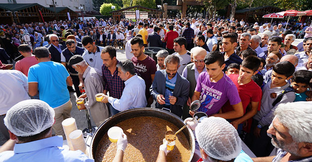 Adıyaman Belediyesinden 5 bin kişiye aşure dağıtıldı