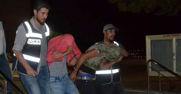 Kendilerine polis süsü verip, Iraklı öğrenciyi gasp ettiler