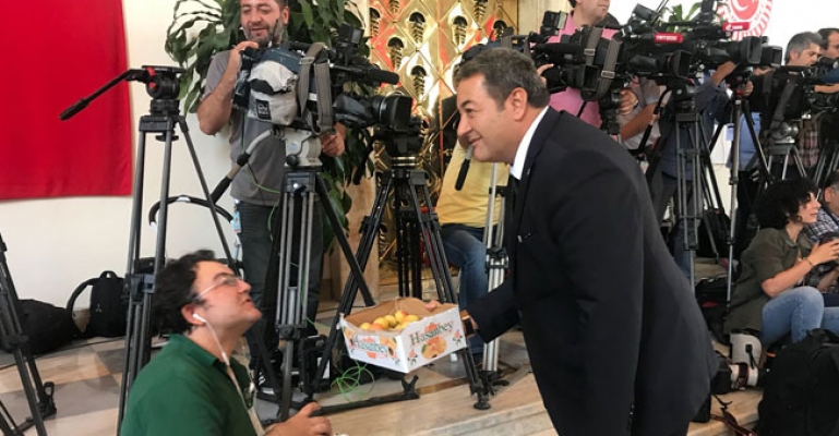 Fendoğlu, TBMM'de Kayısı Dağıttı