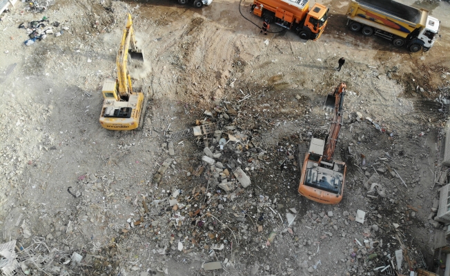 10 kişinin hayatını kaybettiği Dilek apartmanında enkaz çalışması
