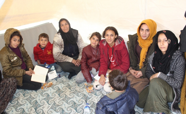 Depremzede anne, 6 çocukla çadırda hayata tutundu