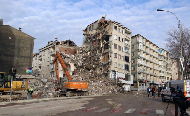Elazığ’da hasarlı binalarda yıkım çalışmaları sürüyor
