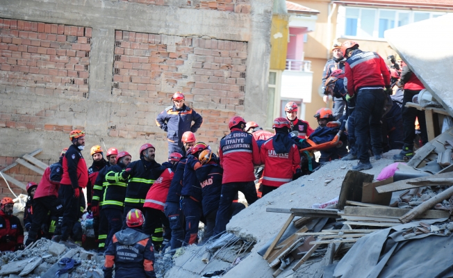 Enkazda yapılan çalışma sonucunda bir kişinin cansız bedeni çıkarıldı