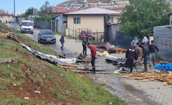 Elazığ’da 2 Köyde Fırtına Çatıları Uçurdu, Bir Kişi Yaralandı