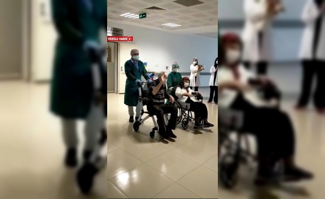 Korona Virüs Tedavisi Gören 82 Yaşındaki Çift El Ele Taburcu Oldu
