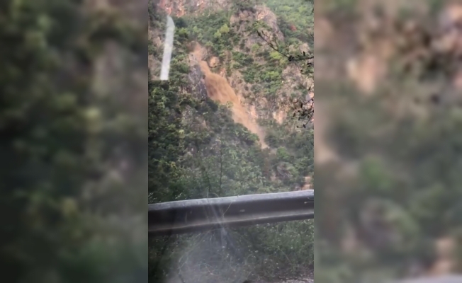 Dağ Yarıldı, Sel Suları Fışkırdı…O Anlar Kamerada