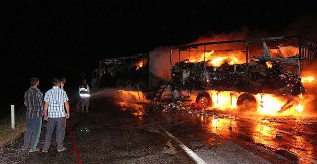Ağrı’da Teröristler Yol kesip Araç Yaktı haberi