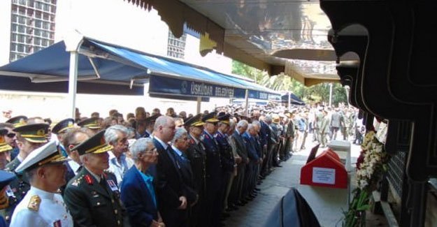 Şahinkaya’nın Cenazesinde Dikkat Çeken Çelenk haberi